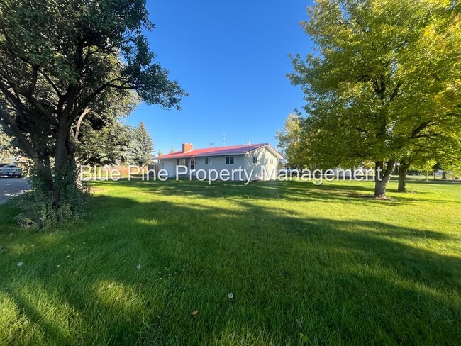 Building Photo - 810 Bergeson Dr