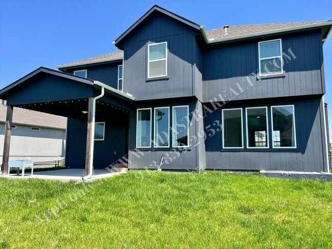 Building Photo - Beautiful 4 Bed 3.5 Bath Home in Olathe-Av...