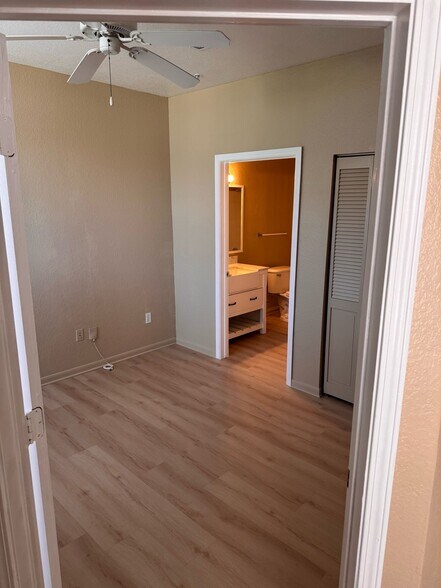Building Photo - 9085 Lee Vista Blvd