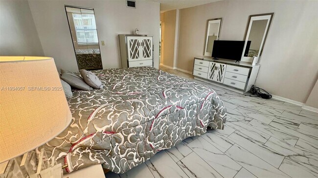 Building Photo - 1865 S Ocean Dr