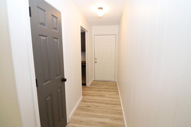 Building Photo - 1221 S Park Ave