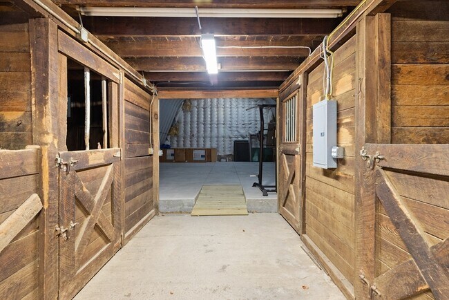 Building Photo - 123 Pond St