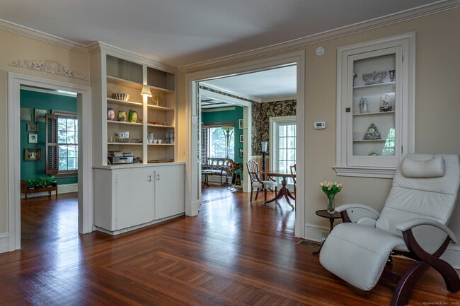 Building Photo - 267 Main St