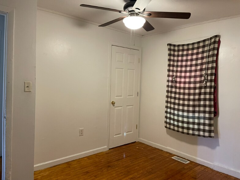 Building Photo - 827 Sagamore Ave