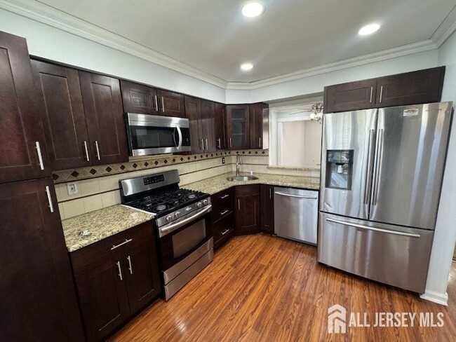 Building Photo - 121 Dunham Ave