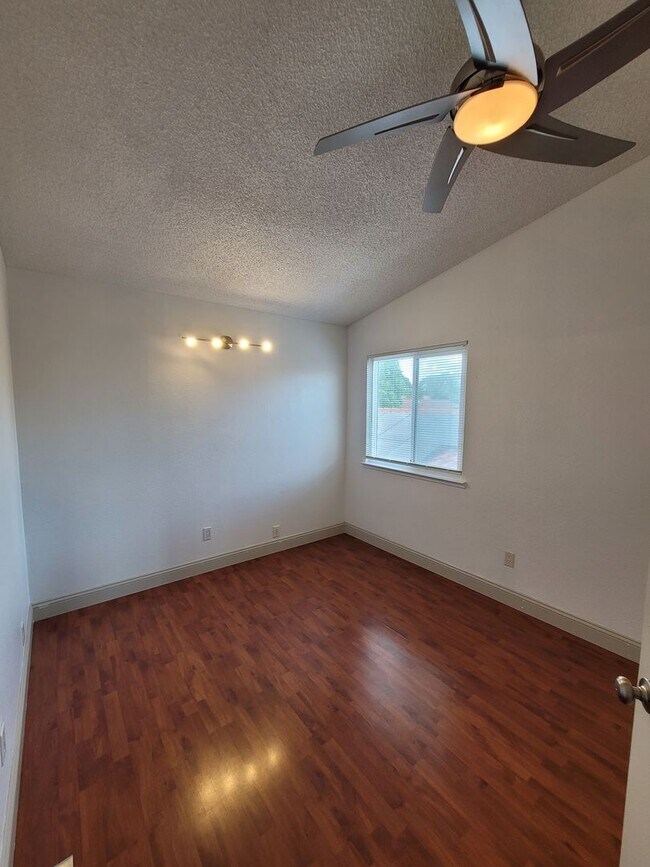 Building Photo - Charming 3-bedroom, 2.5-bathroom house with solar!