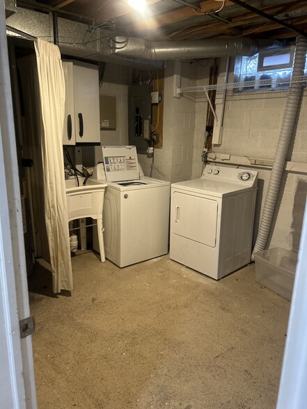 Building Photo - 694 Broadway