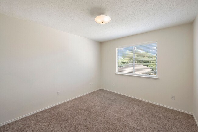 Building Photo - 6917 Club Creek Dr