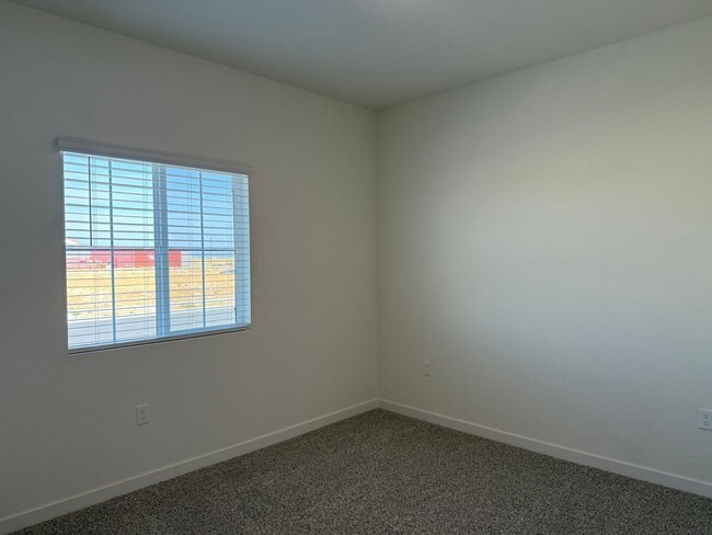 Building Photo - Beautiful 4 bed 2 bath located in West Ros...