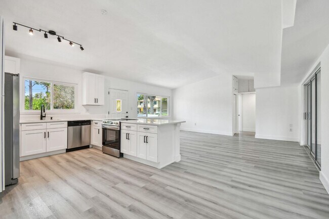 Building Photo - 695 Sunset Dr