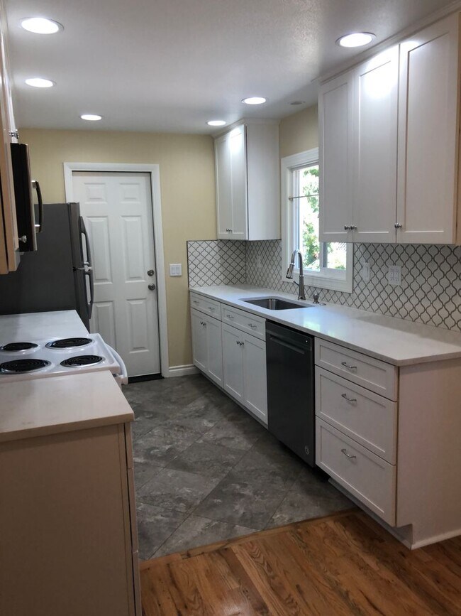 Building Photo - Live Large in the Heart of NW Corvallis!