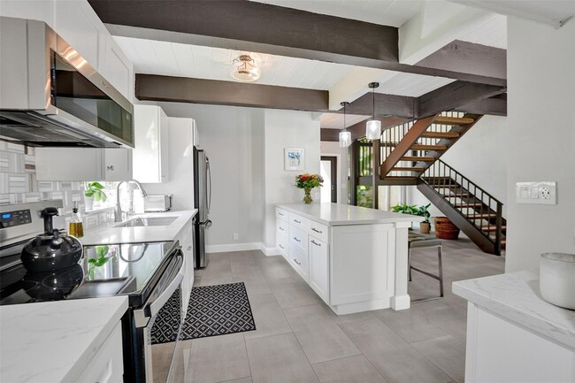 Building Photo - 700 E Coco Plum Cir