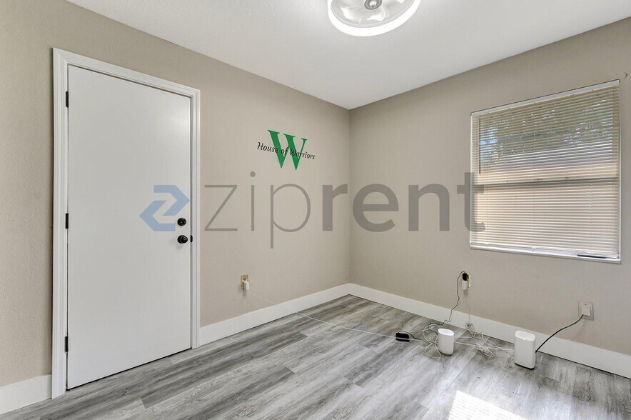 Building Photo - Unit A