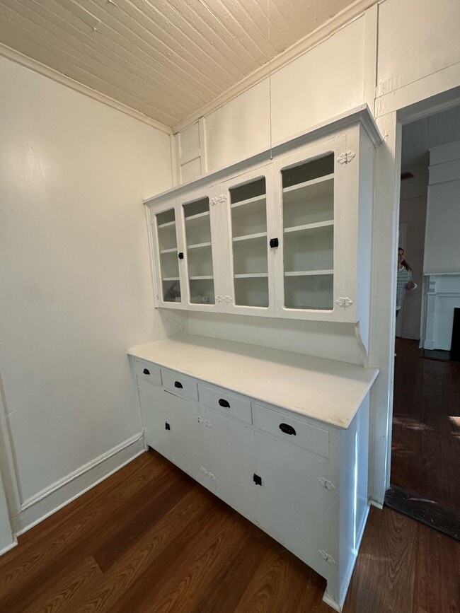 Building Photo - 527 E Cambridge Ave