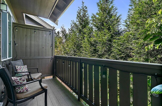 Building Photo - 4Bd/2.5Ba Renton Townhome