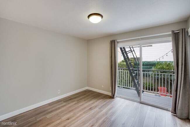Building Photo - 3 br, 2 bath Duplex - 132 Byrne Street