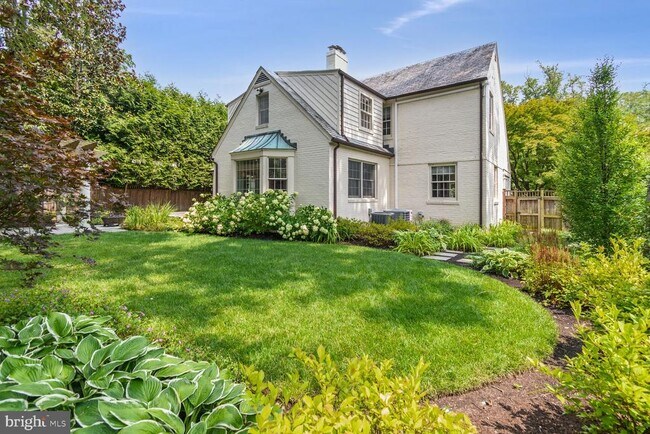 Building Photo - 3712 Fordham Rd NW