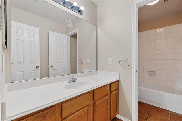 Building Photo - 2800 Briargrove Ln