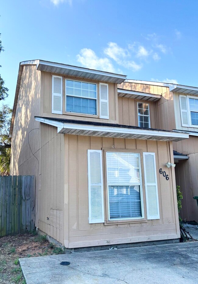 Building Photo - 606 Virginia Oak Ct