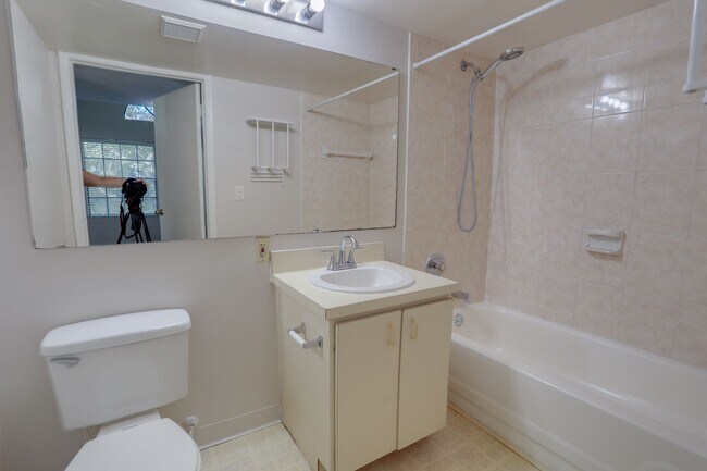 Building Photo - 385 Woodside Dr