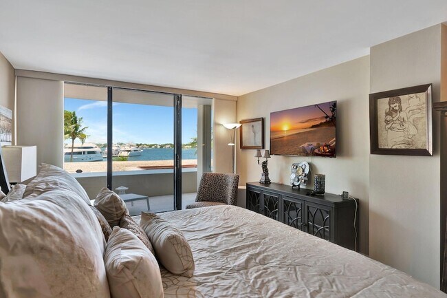 Building Photo - 134 Lakeshore Dr