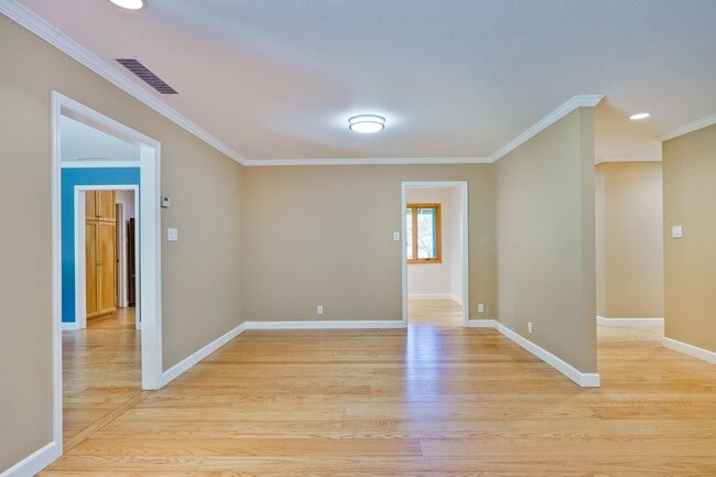 Building Photo - Excellent 3 Bedroom 2 Bath In A Great Neig...