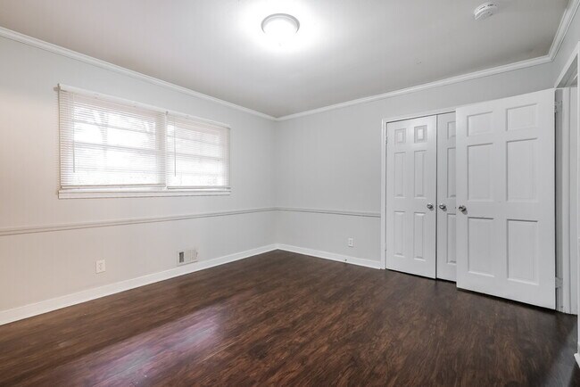 Building Photo - 1201 Valerie Woods Dr