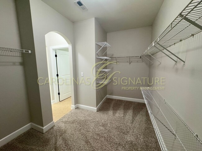 Building Photo - Move-In Ready Family Home. Prime Location,...