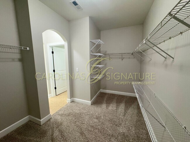 Building Photo - Move-In Ready Family Home. Prime Location, Updated Features