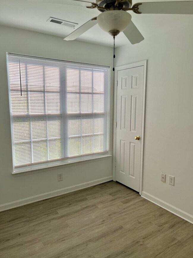 Building Photo - Gorgeous Spotsylvania Townhouse