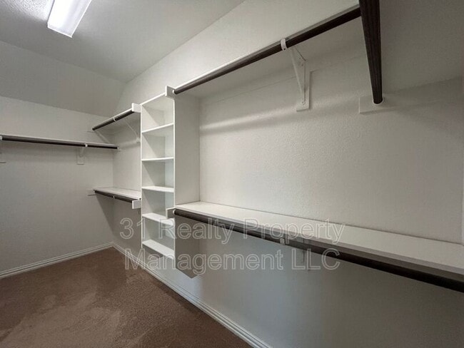 Building Photo - 16616 Central Garden Ln