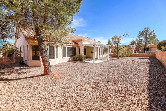 Building Photo - Sun City Summerlin - Golf Course Community...