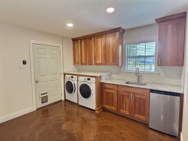 Building Photo - 3 BD Home with 30 x 40 Shop with Four 10 x 12 Attached Stalls