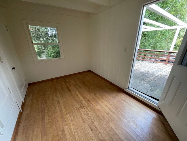 Building Photo - 2 Bed 1 Ba PG House walking distance to beach