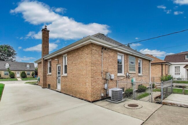 Building Photo - 7241 N Overhill Ave