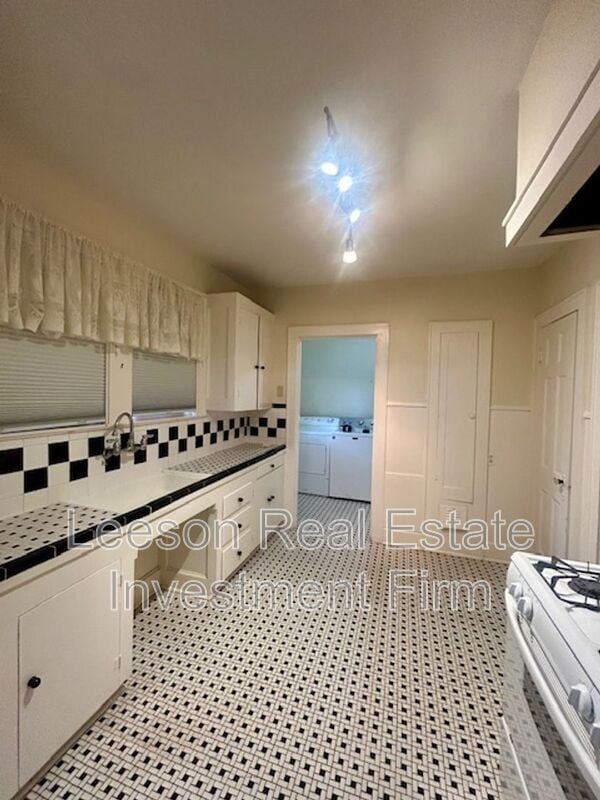 Building Photo - 446 Forest Ave