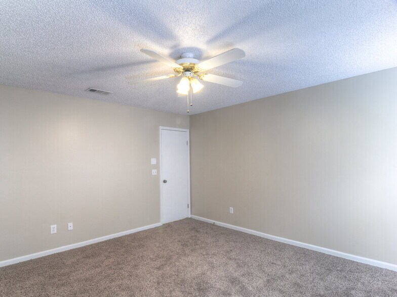 Building Photo - 1723 Ashwood Cir
