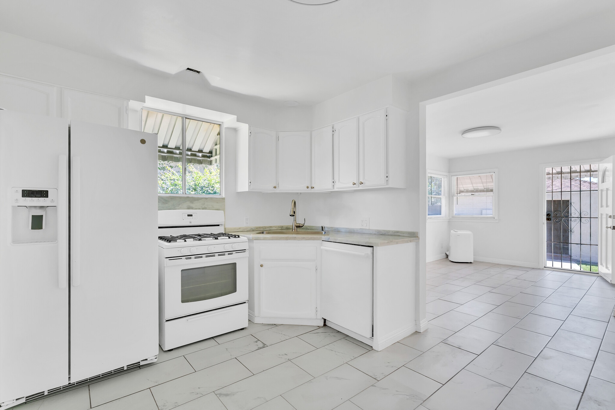 all appliance are newer and under warranty - 2935 Westwood Blvd