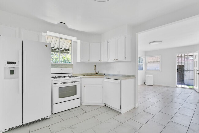 all appliance are newer and under warranty - 2935 Westwood Blvd