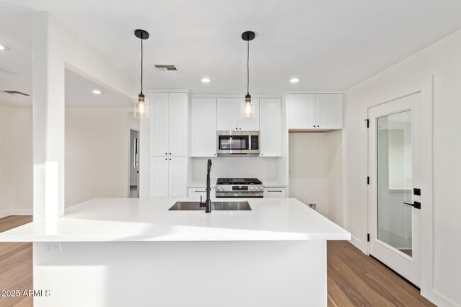 Building Photo - 9042 N 3rd Ave