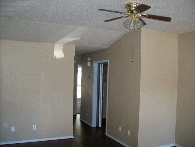 Building Photo - 410 S Greengate Dr