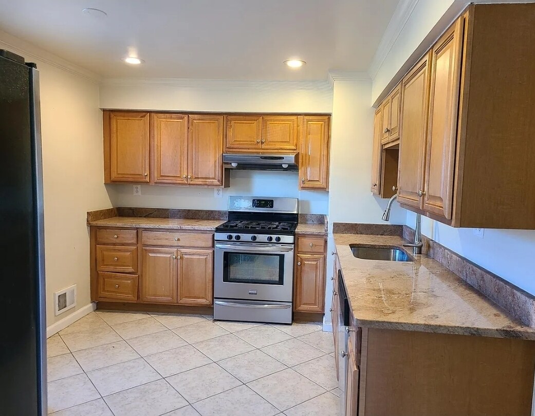 Kitchen - 8219 McClelland Pl