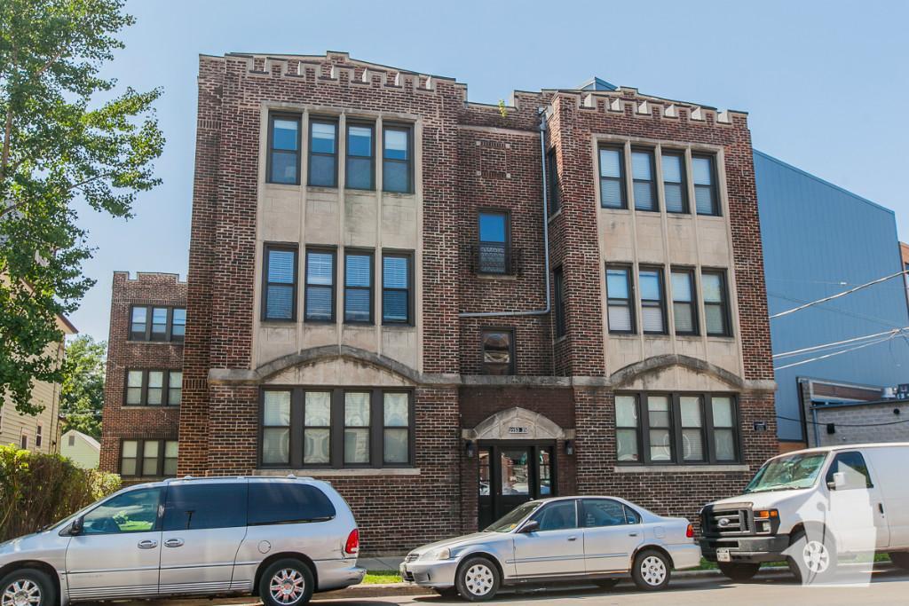 Building Photo - 2220 W Wilson Ave