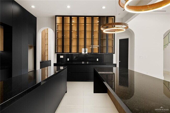 Building Photo - 45 Travis St