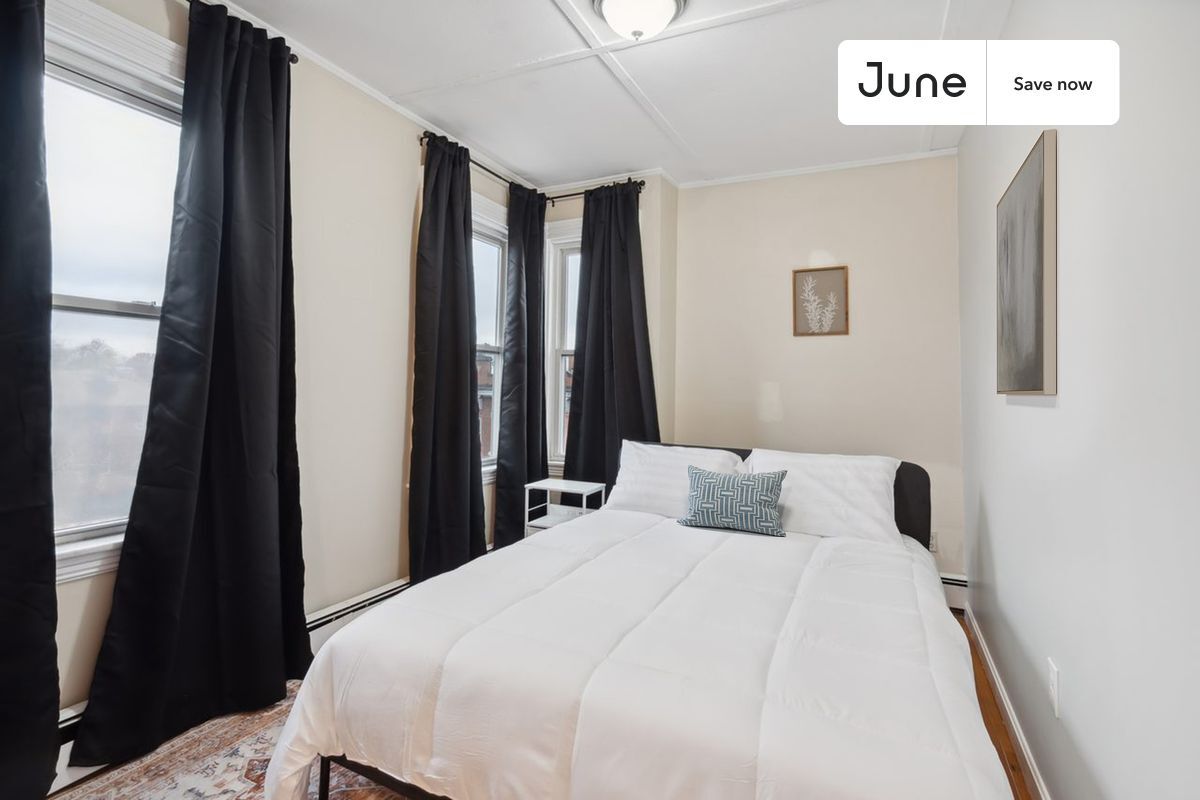 Building Photo - 2 Sherman St