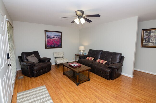 Building Photo - Stunning remodeled home in Franklin with a garage