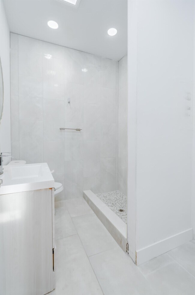 Building Photo - 118 Newman Ave