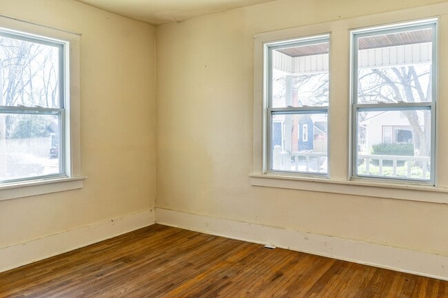 Building Photo - Spacious 2 bedroom 2 bath house