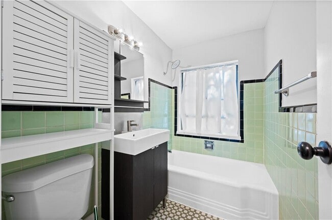 Building Photo - 1370 Chalmette Dr NE