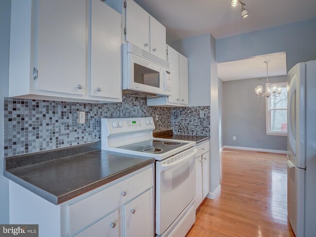 Building Photo - 8203 Stationhouse Ct